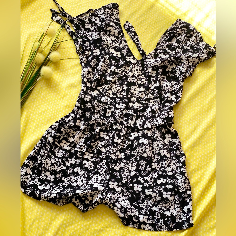 Express Black and white floral romper siz 0